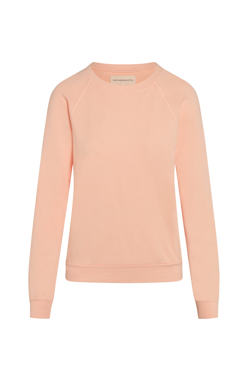 Woman’s crewneck raglan sweatshirt made of organic and recycled cotton French Terry in color peach on mannequin