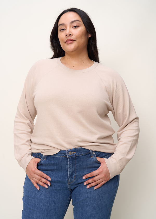 Woman in crewneck raglan sweatshirt made of organic and recycled cotton French Terry in color Oat, front